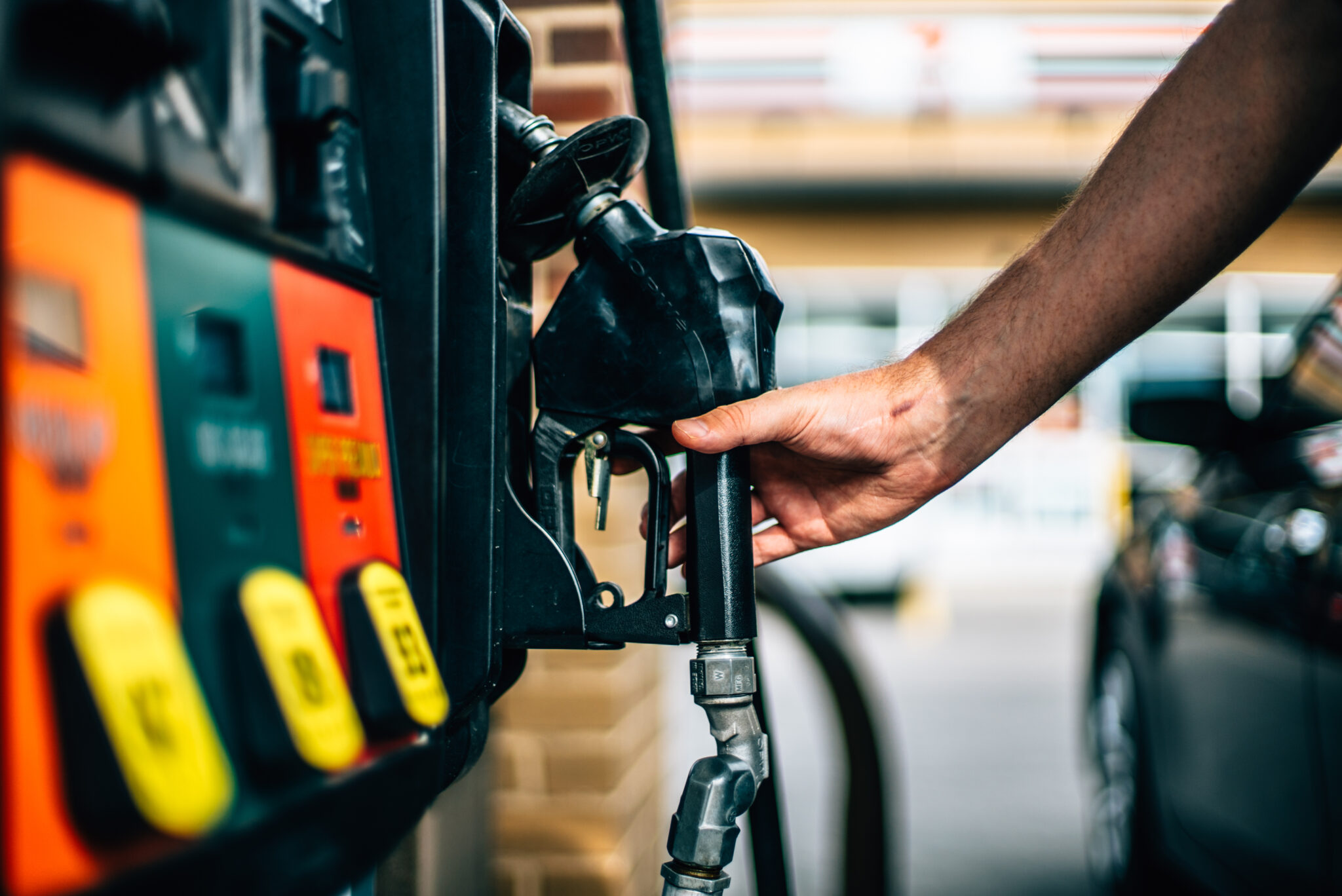 Average Price For Regular Gas In Maryland Drops Below 4 Per Gallon Center Maryland